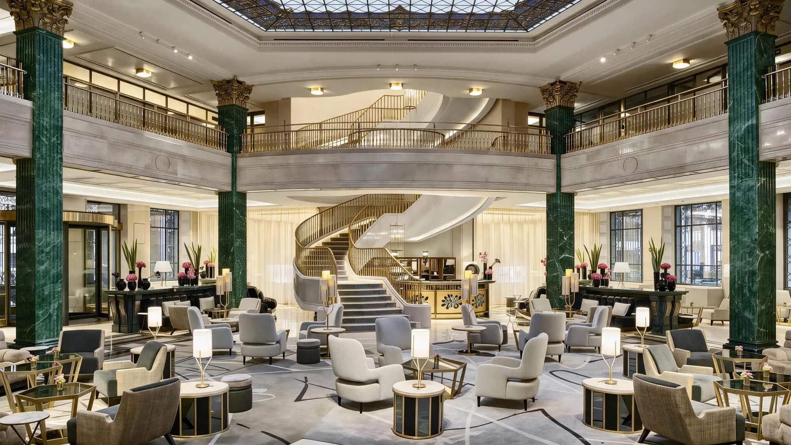 Interior del Centro Canalejas en Madrid, con las columnas de mármol verde originales