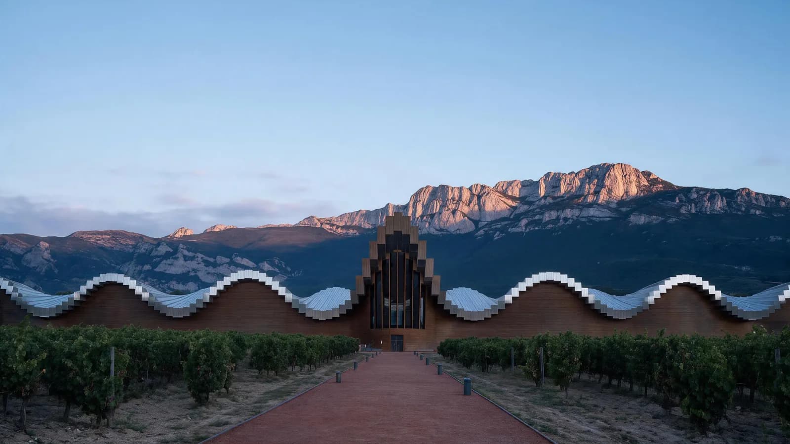 Bodegas Ysios de Santiago Calatrava en Laguardia, con la Sierra de Cantabria detrás